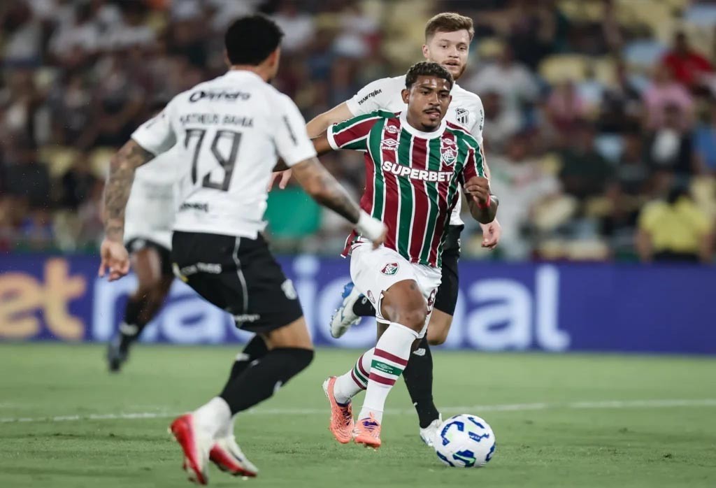 Fluminense vence Ceará e entra no G-6 do Brasileirão