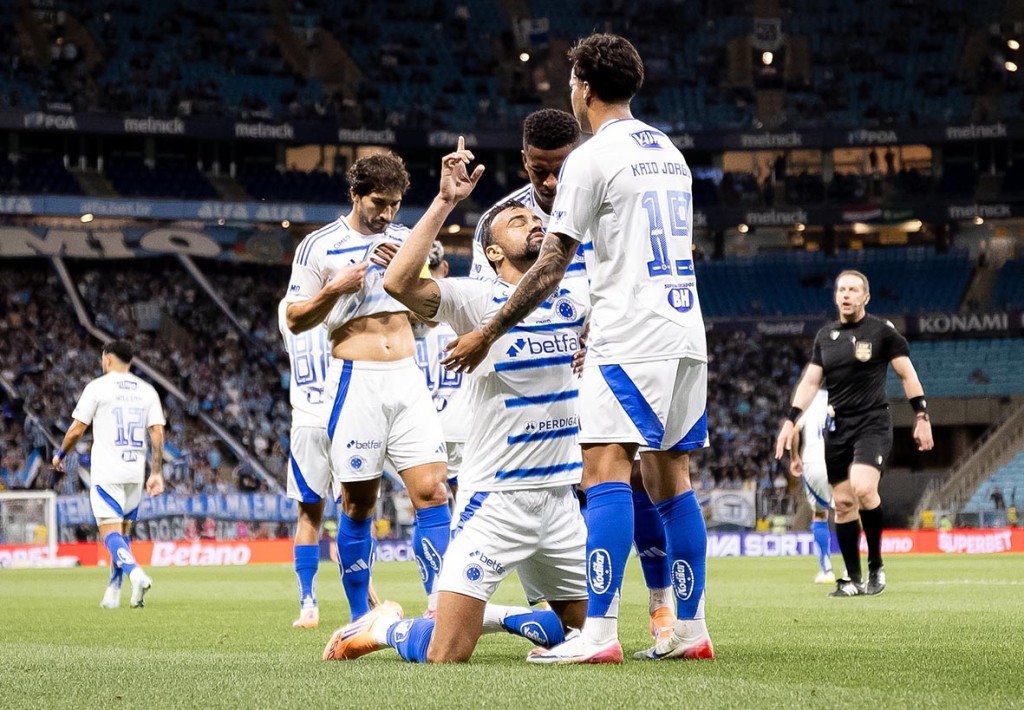 Cruzeiro derrota Grêmio fora de casa e encurta distância para a liderança do Brasileirão