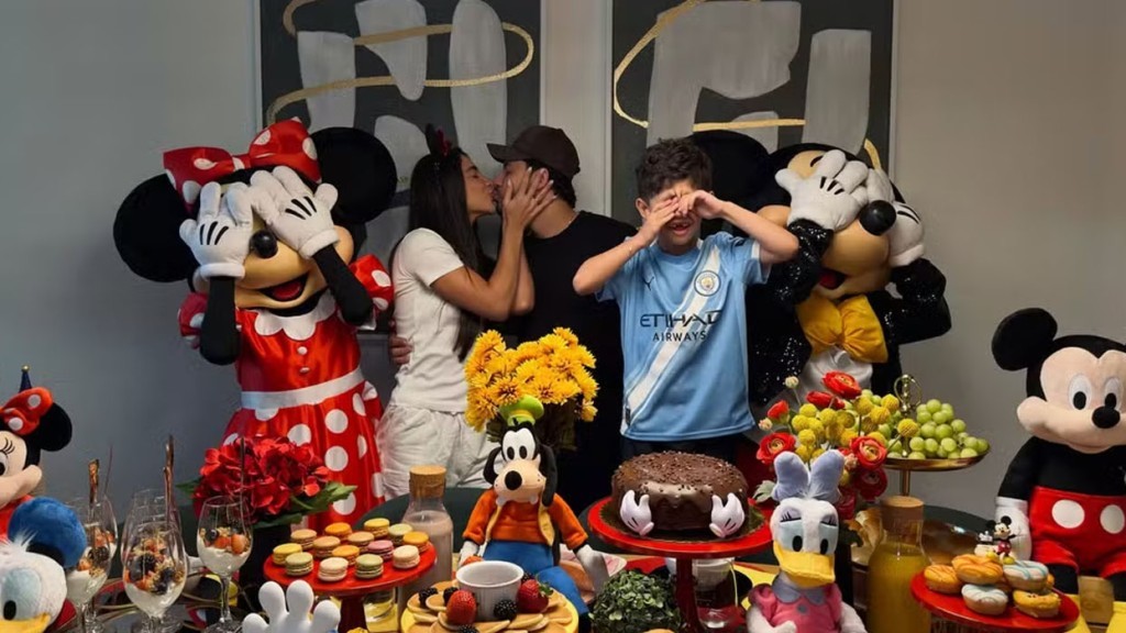 Gabriela Versiani faz surpresa para Léo, filho de Murilo Huff nos EUA: ‘Magia’