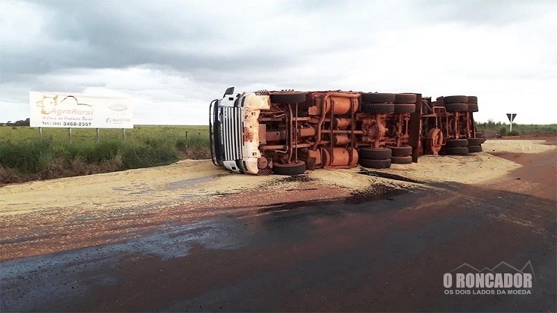 Mais um caminhão tombou na rotatória da MT-240 com a MT-414 em Água Boa