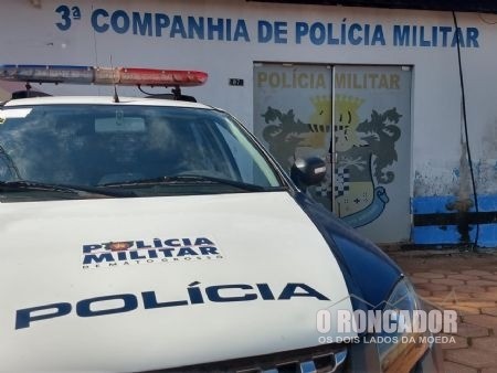 Homem é preso após dar lapadas de facão e manter esposa trancada em Confresa
