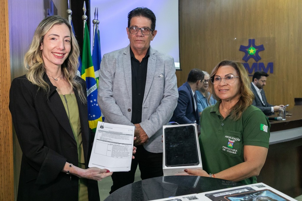 Prefeitura entrega tablets e amplia digitalização da fiscalização em Cuiabá