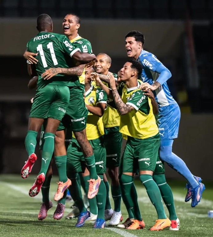 Palmeiras avança na Copinha em jogo eletrizante e polêmico nos pênaltis contra o Vitória