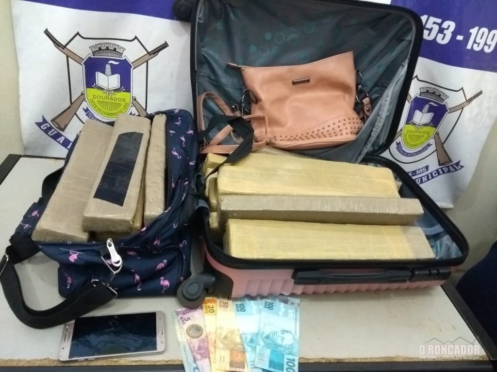 Jovem de Água Boa é presa dentro de ônibus na rodoviária de Dourados (MS) com 2 malas recheadas de maconha