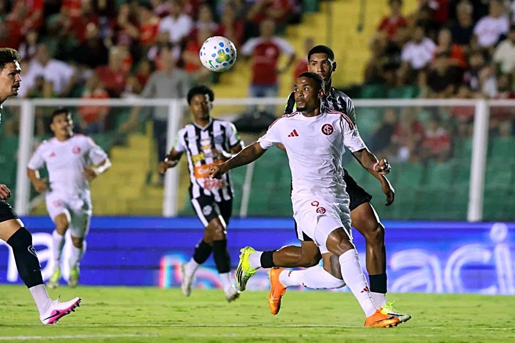 Inter vira sobre o Athletic e abre vantagem na Copa do Brasil