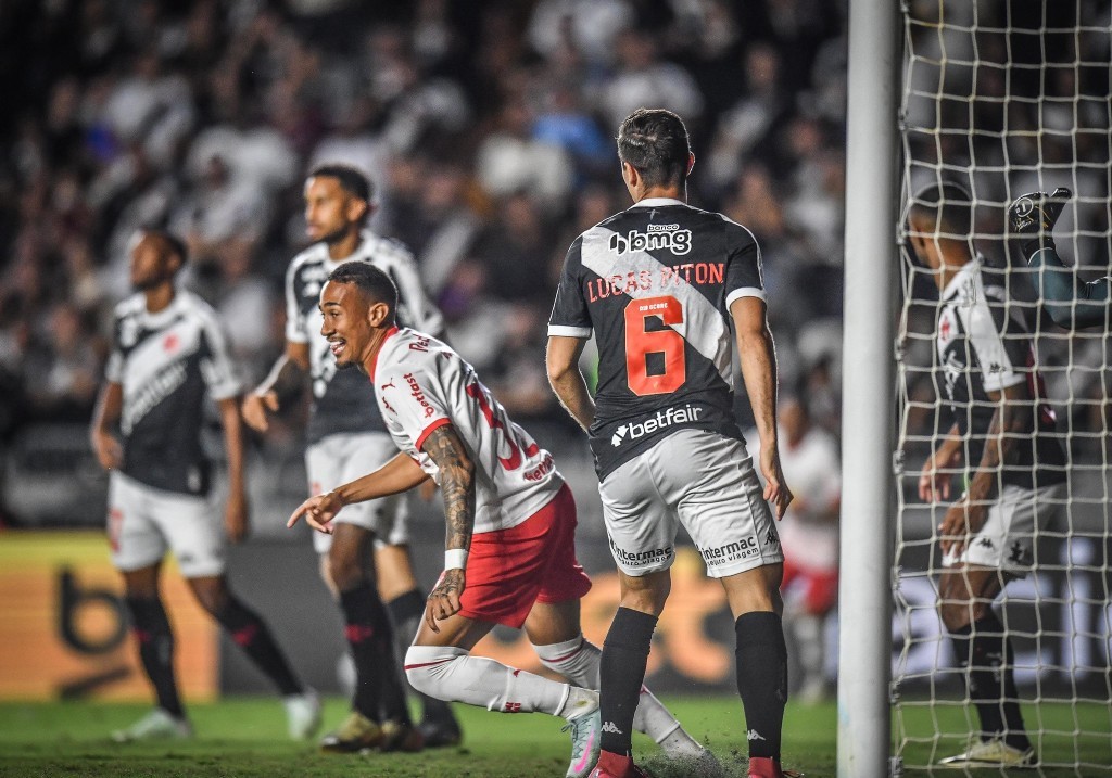 Red Bull Bragantino acaba com invencibilidade do Vasco em São Januário