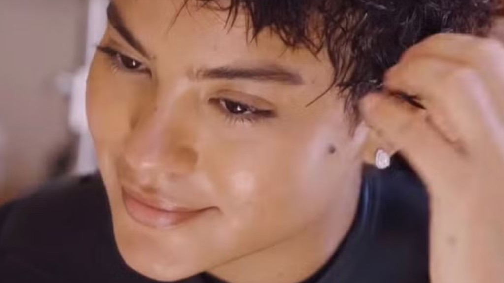 Bella Campos radicaliza no visual e surge com cabelo curtinho para novo papel