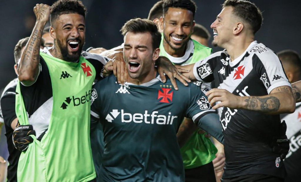 Com drama e emoção, Vasco avança na Copa do Brasil