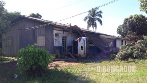 Carro capota e invade residência em Querência