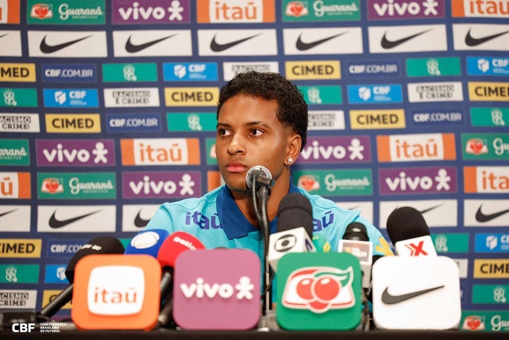 Rodrygo retorna à Seleção em sua “melhor versão” e exalta reencontro com Ancelotti