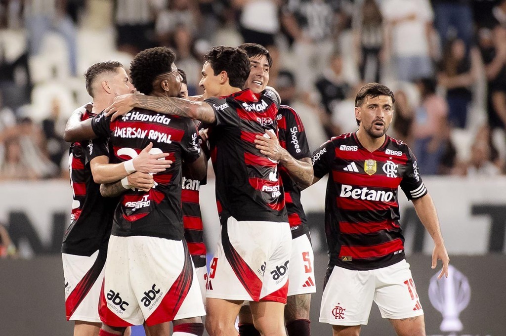 Flamengo domina Botafogo e mantém pressão pela liderança do Brasileirão