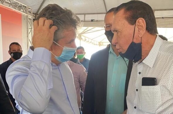 Durante entrega de maquinário, Bezerra cobra cargo e irrita Mauro: “vai romper por causa de um carguinho?”