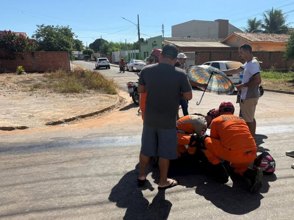 Bombeiros socorrem homem prensado por caminhão e vítimas de acidente com motocicleta