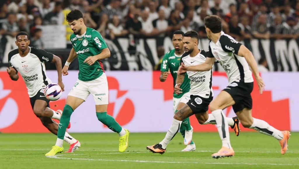 Palmeiras vence Corinthians na Neo Química Arena e garante classificação no Paulistão