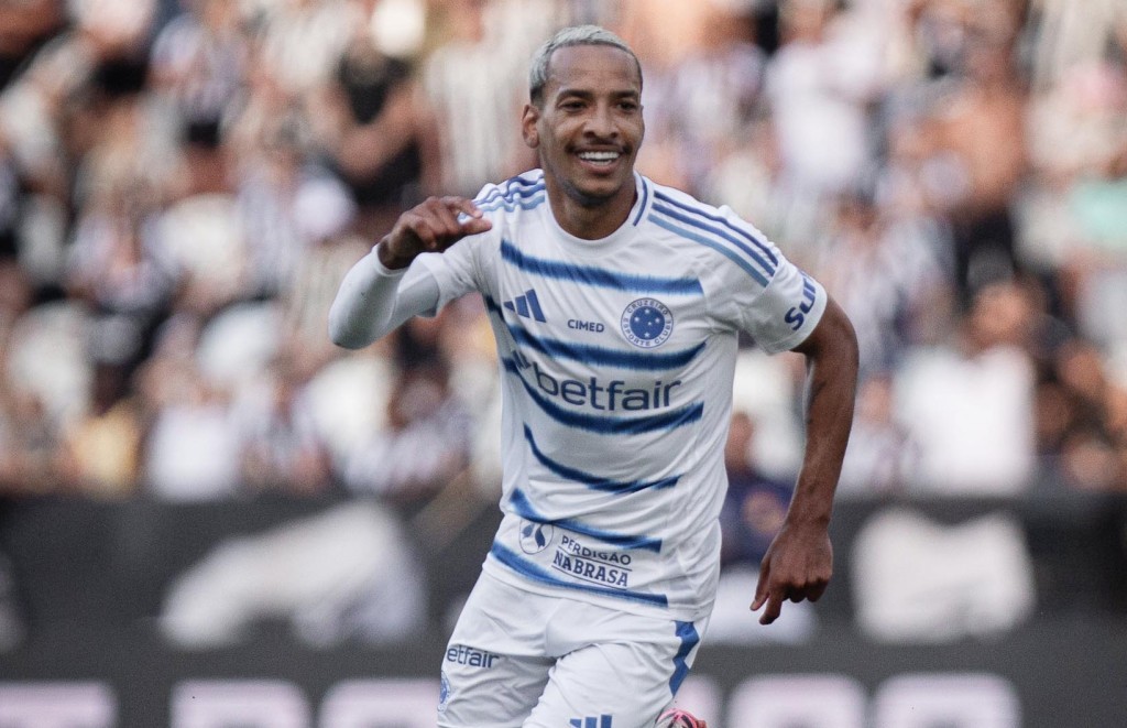 Cruzeiro domina Botafogo no Nilton Santos e retoma liderança provisória do Brasileirão