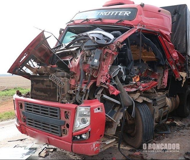 Acidente entre 4 carretas na BR-163 em Nova Mutum deixa um ferido em estado grave