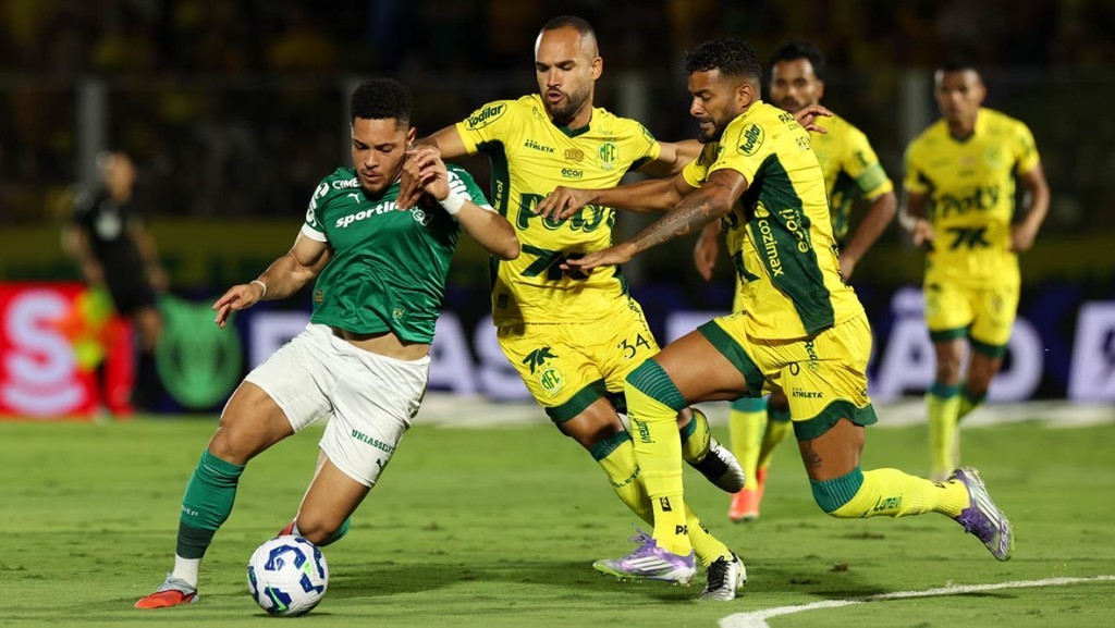 Palmeiras tropeça fora de casa e vê Flamengo emparelhar na liderança do Brasileirão
