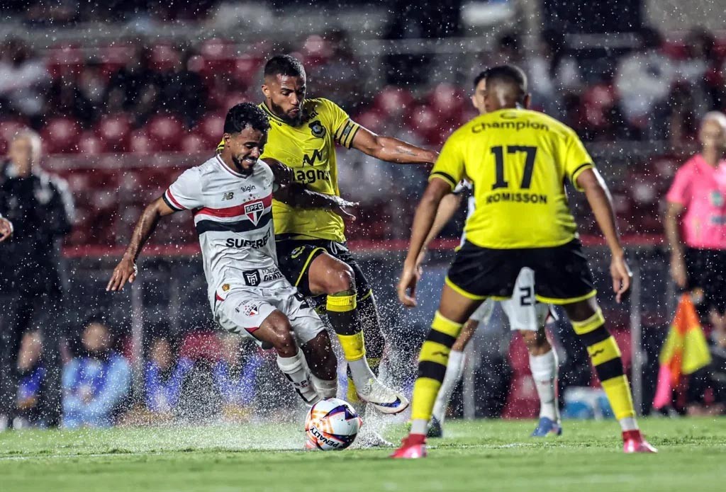 São Paulo supera turbulência com vitória suada no Morumbis