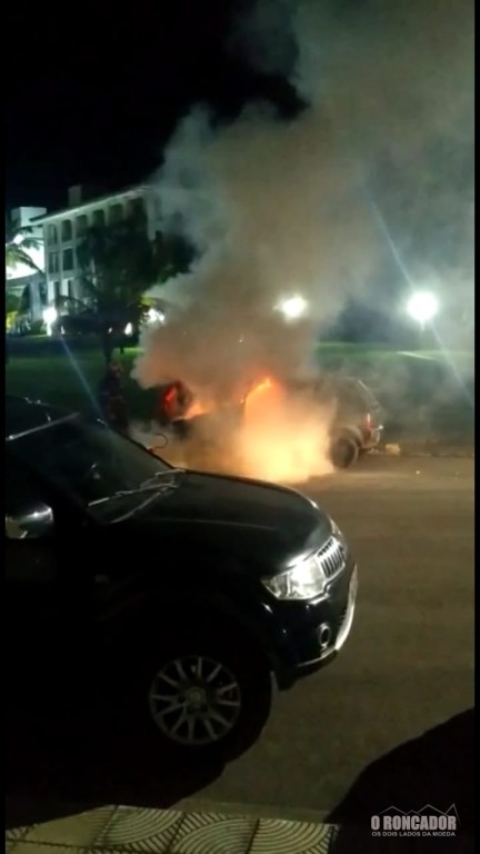Carro pega fogo em Barra do Garças – Veja o vídeo