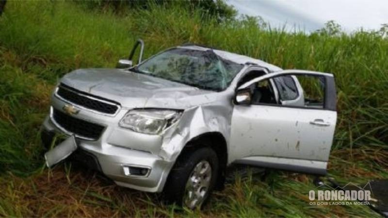 Aquaplanagem faz caminhonete bater em carreta na BR-158