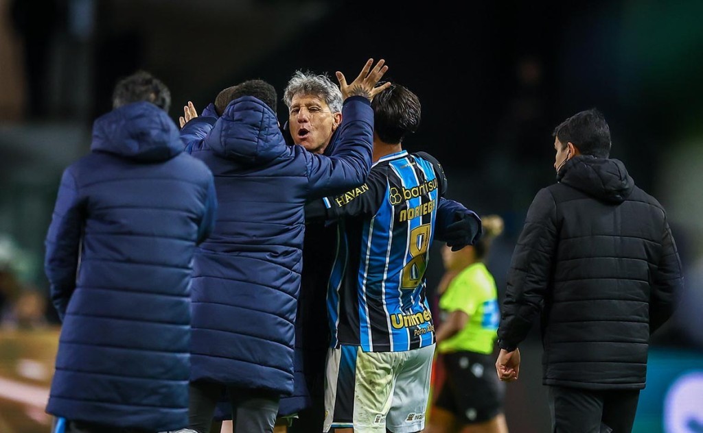 Grêmio vence o Coritiba e põe fim a jejum de sete jogos