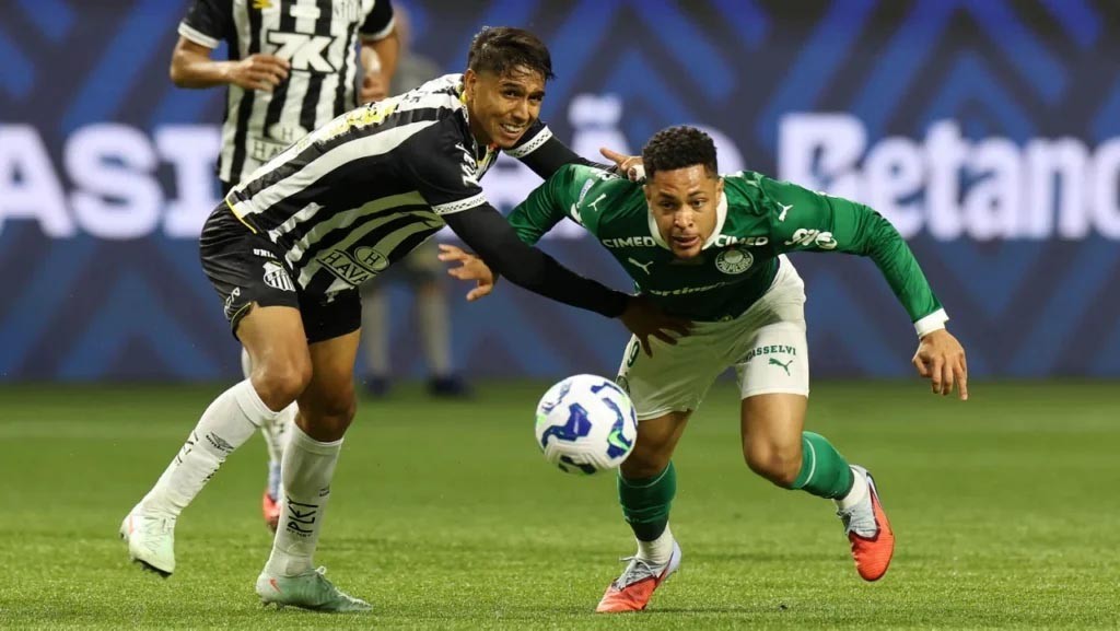 Palmeiras vence o Santos com dois gols de Vitor Roque e amplia liderança no Brasileirão