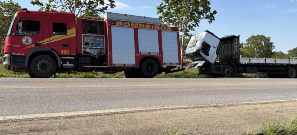 Bombeiros controlam incêndio em caminhão na rodovia BR-070