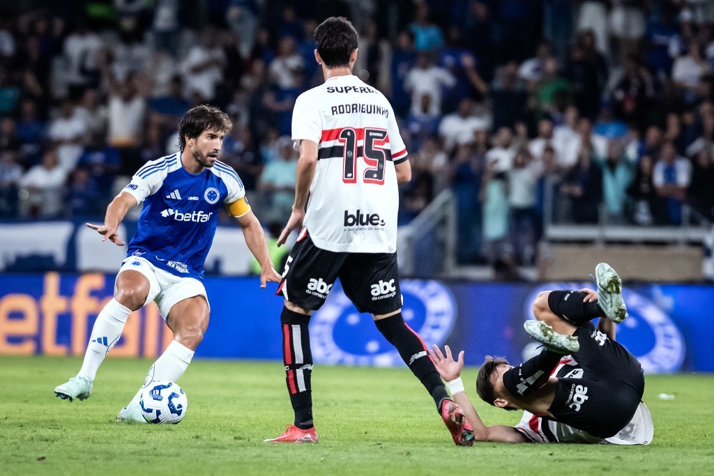 Cruzeiro brilha no Mineirão, vence São Paulo e assume a vice-liderança do Brasileirão