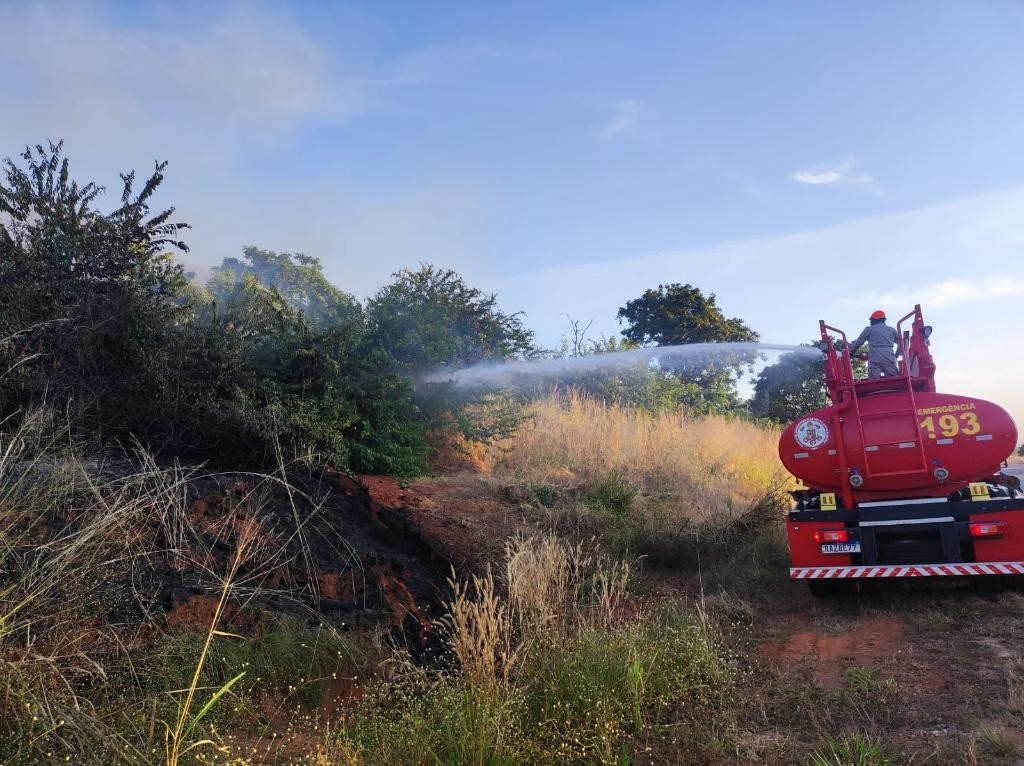 Corpo de Bombeiros extingue incêndio em vegetação em Confresa