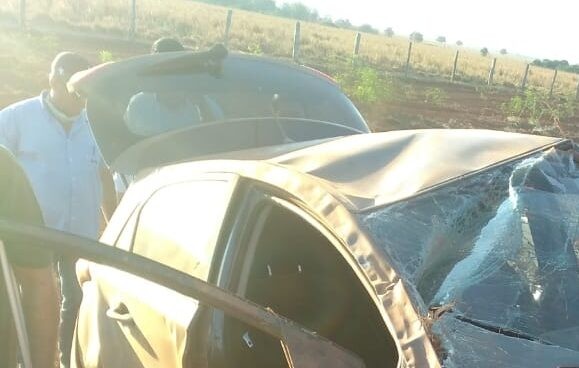 Bombeiros atendem pai e filha vítimas de capotamento  na BR 158 próximo a Fazenda Brasil