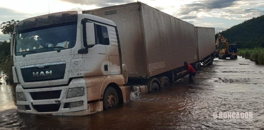 Situação piora na MT-326: bitrem atola na região do Córrego Molha Mala