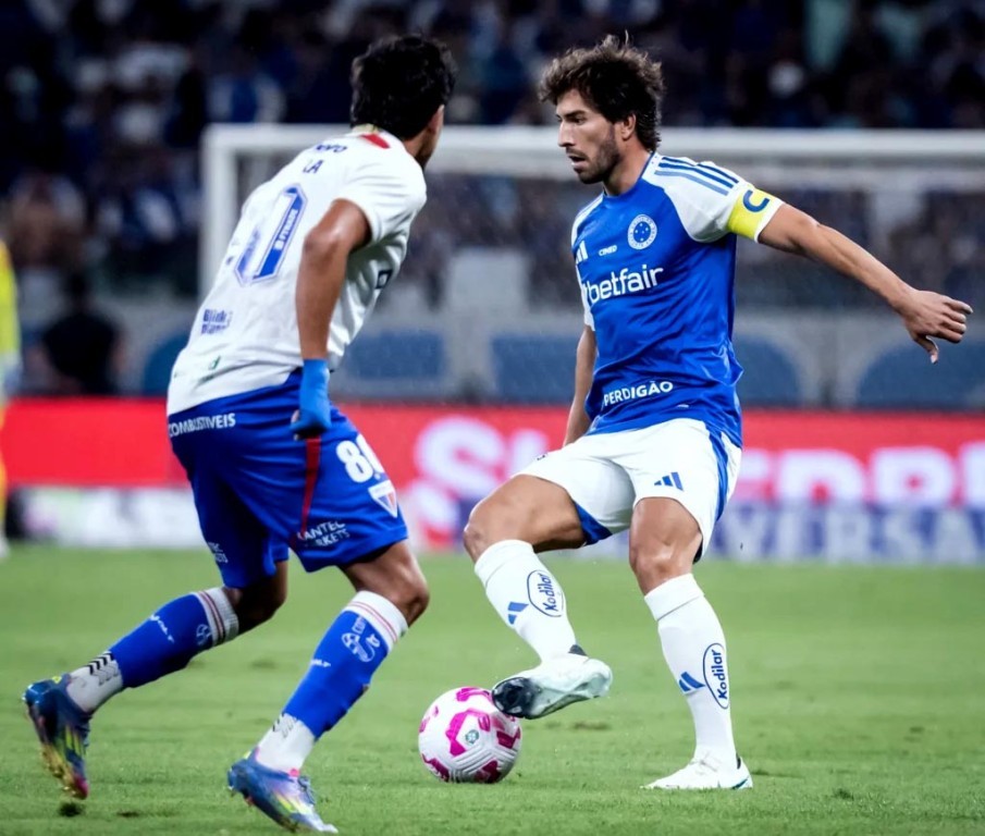 Cruzeiro vence Fortaleza e cola no G4, enquanto Leão se afunda no Z4