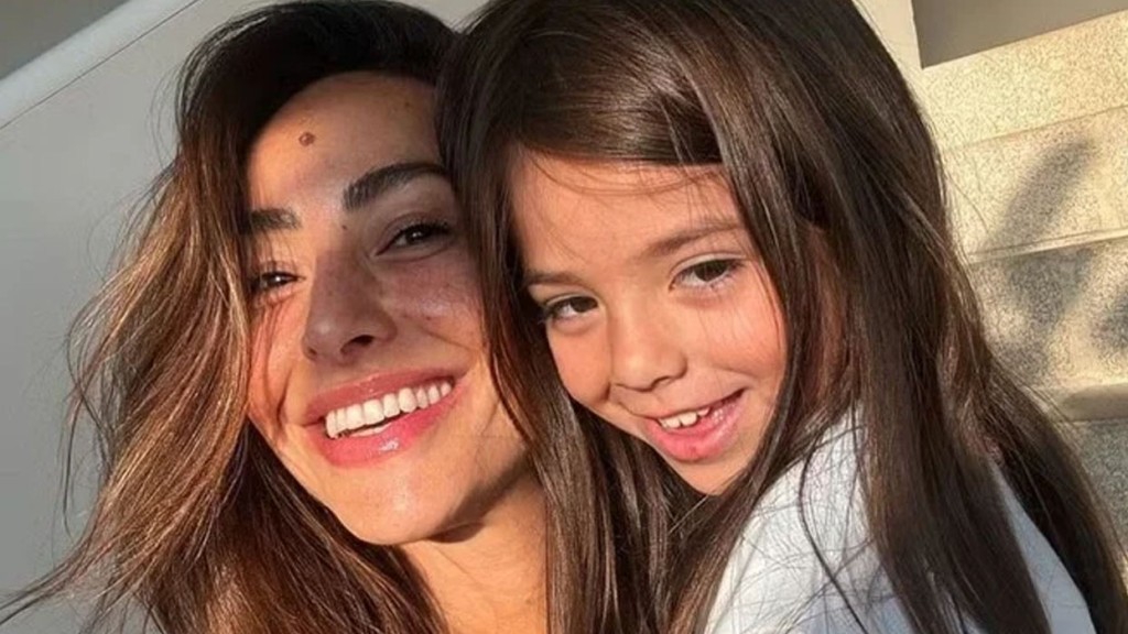 Sabrina Sato mostra a filha fazendo tarefa doméstica no domingo: ‘Começando bem’
