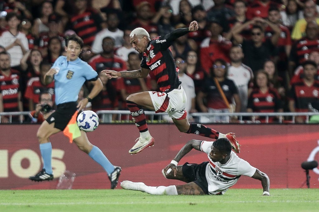 Flamengo vence São Paulo e mantém liderança no Brasileirão