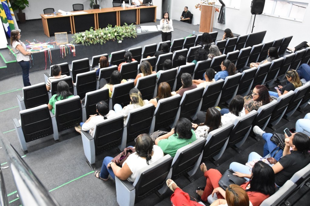Secretaria reúne 500 professores em formação sobre leitura e escrita na Educação Infantil