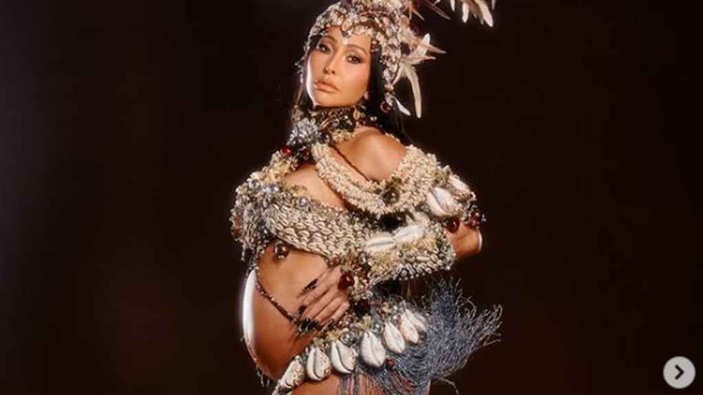 Sabrina Sato aposta em fantasia artesanal de carnaval para ensaio da Vila Isabel