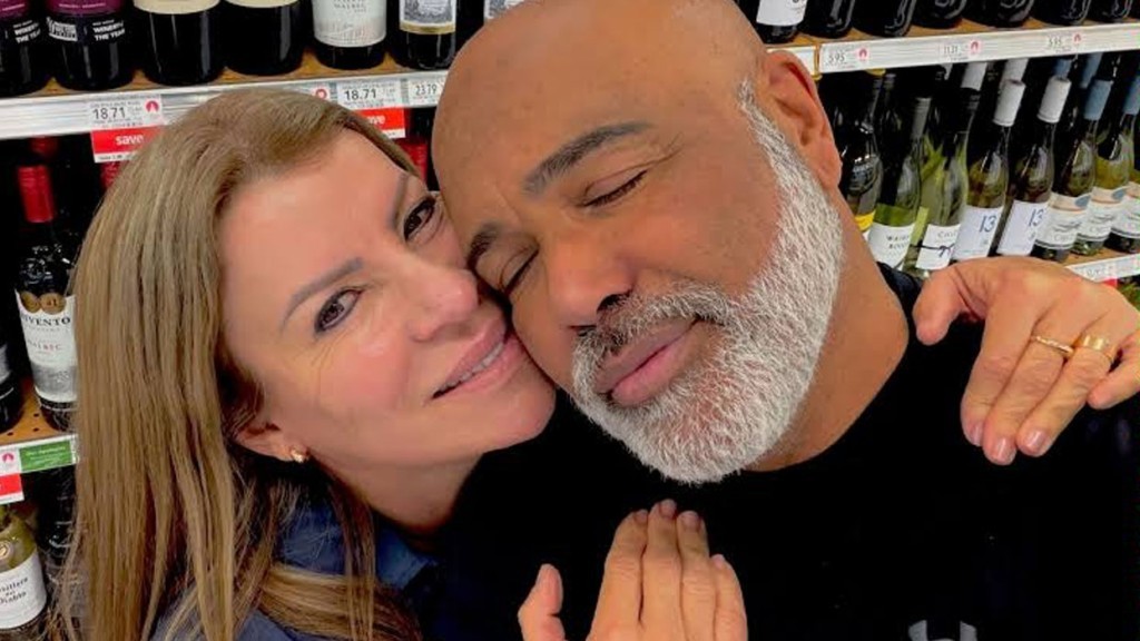 Viúva de Rick faz homenagem um mês após morte do cantor: ‘Amor é maior ainda’