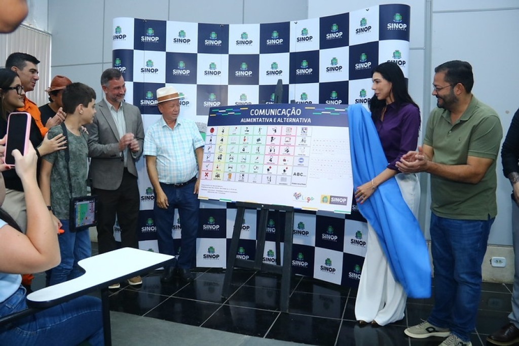 Prefeitura de Sinop inicia implementação de placas de Comunicação Aumentativa e Alternativa em prédios públicos