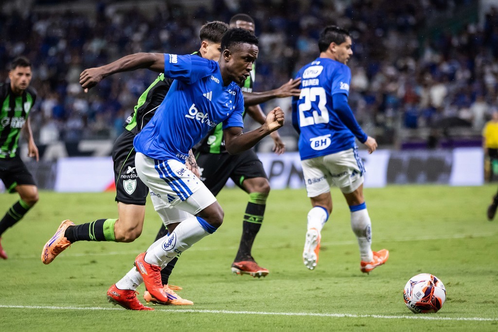 Cruzeiro domina América-MG no Mineirão e assume liderança isolada