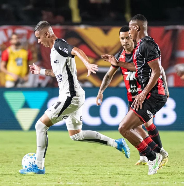 Corinthians empata com o Vitória e entra no Z4 do Brasileirão