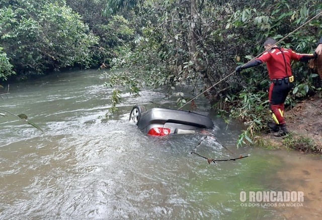 Carro cai de ponte, afunda em rio e casal de empresários morre em Mato Grosso