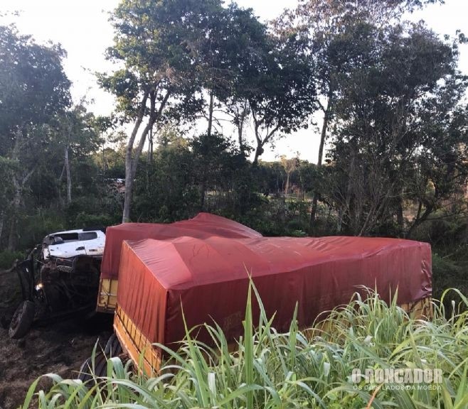Querência – Acidente de carreta na BR-242 próximo a ponte do Rio Suiá