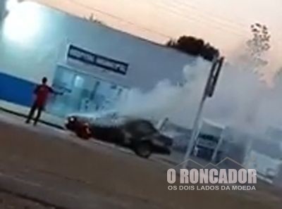 Carro pega fogo no Centro de Porto Alegre do Norte (veja vídeo)