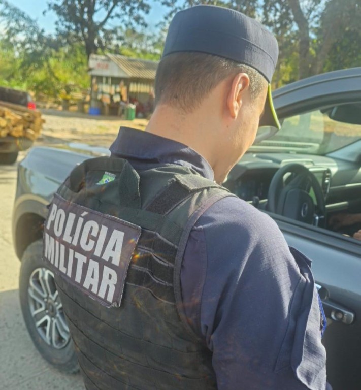 Homem é preso pela Polícia Militar em flagrante por agredir companheira após discussão em bar