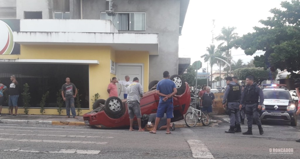 Carro capota no centro de Barra do Garças