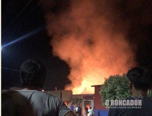 Incêndio destrói loja e residência em Campinápolis