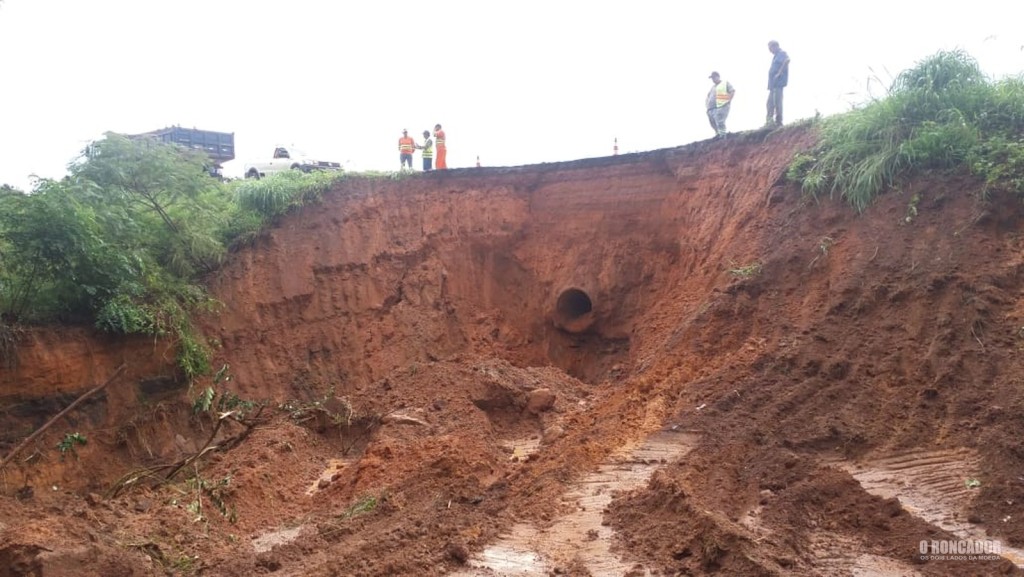 Bueiro se rompe após chuva e parte da pista desmorona na BR 070 na região de Primavera do Leste