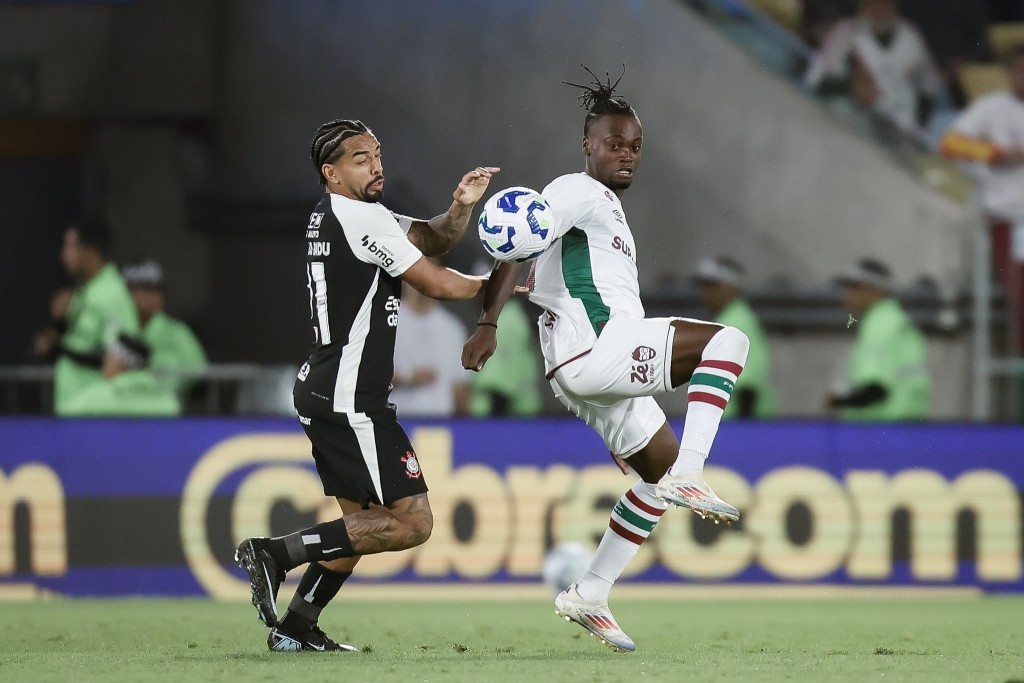 Corinthians surpreende Fluminense no Maracanã e sobe na tabela do Brasileirão