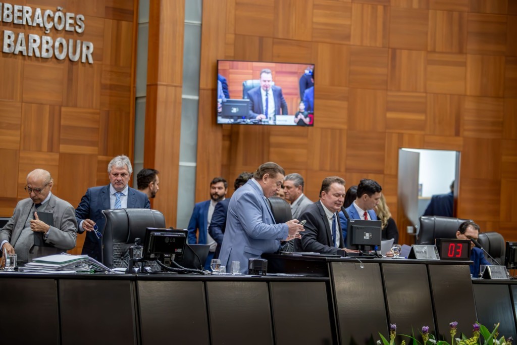 ALMT derruba veto que taxa APAEs, limpa pauta de vetos e recebe projeto para construção de 60 mil casas populares