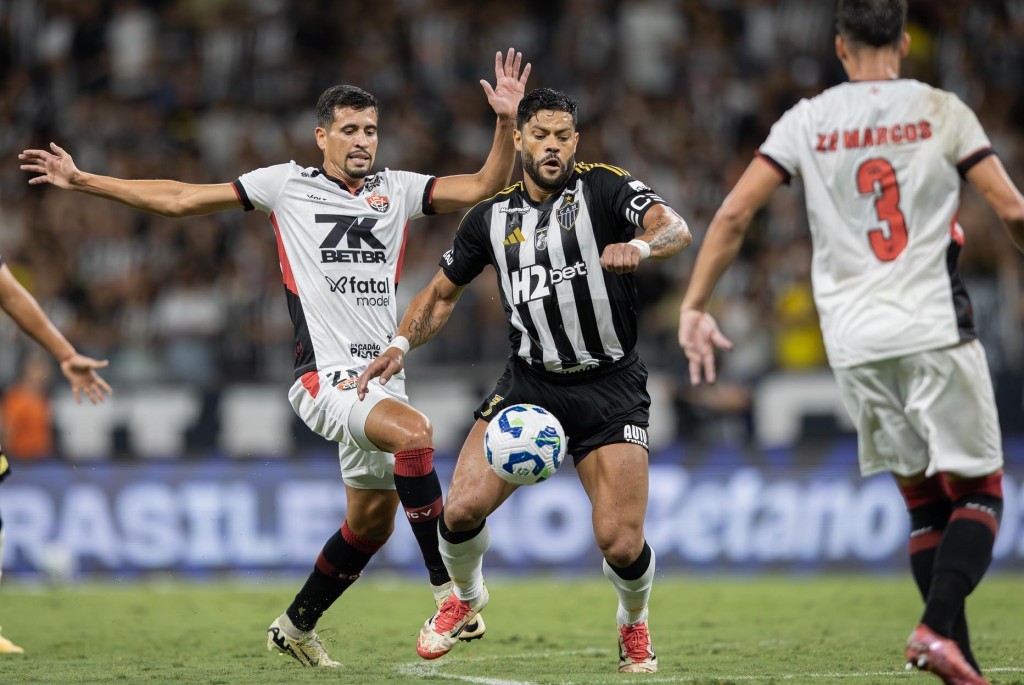 Atlético-MG empata com o Vitória em jogo dramático no Mineirão